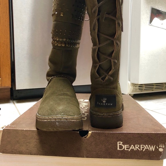 Bearpaw suede winter boots. Lace up back. Super warm and comfortable. Size 6 - Picture 2 of 7